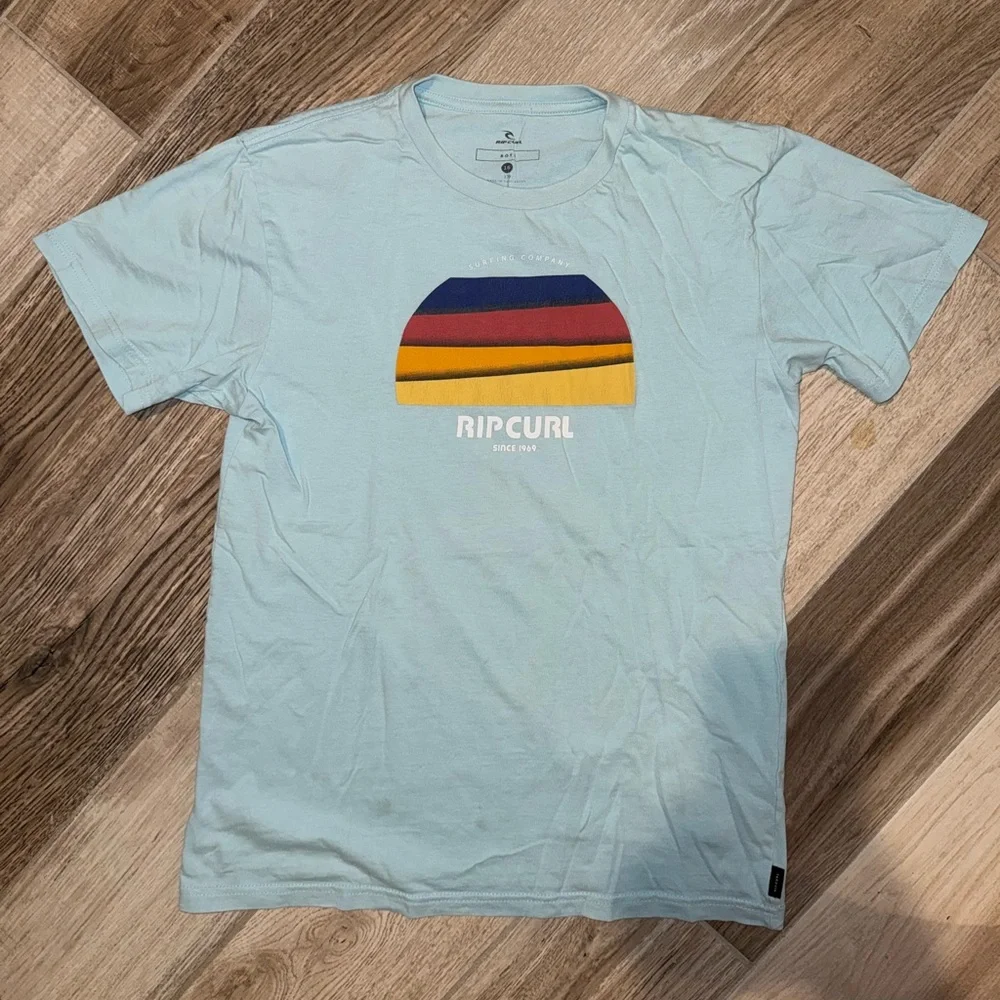 Rip Curl Light Blue Tee with Multicolor Graphic EUC Mens XS/boys 16 - Picture 1 of 2